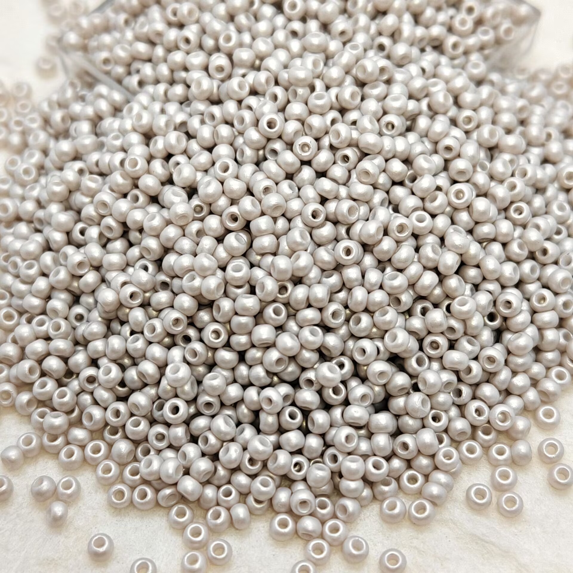 600pcs Round Glossy Glass Seed Beads for Jewelry Making